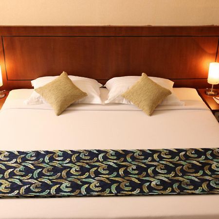 Hotel Oval Surabaya Kültér fotó