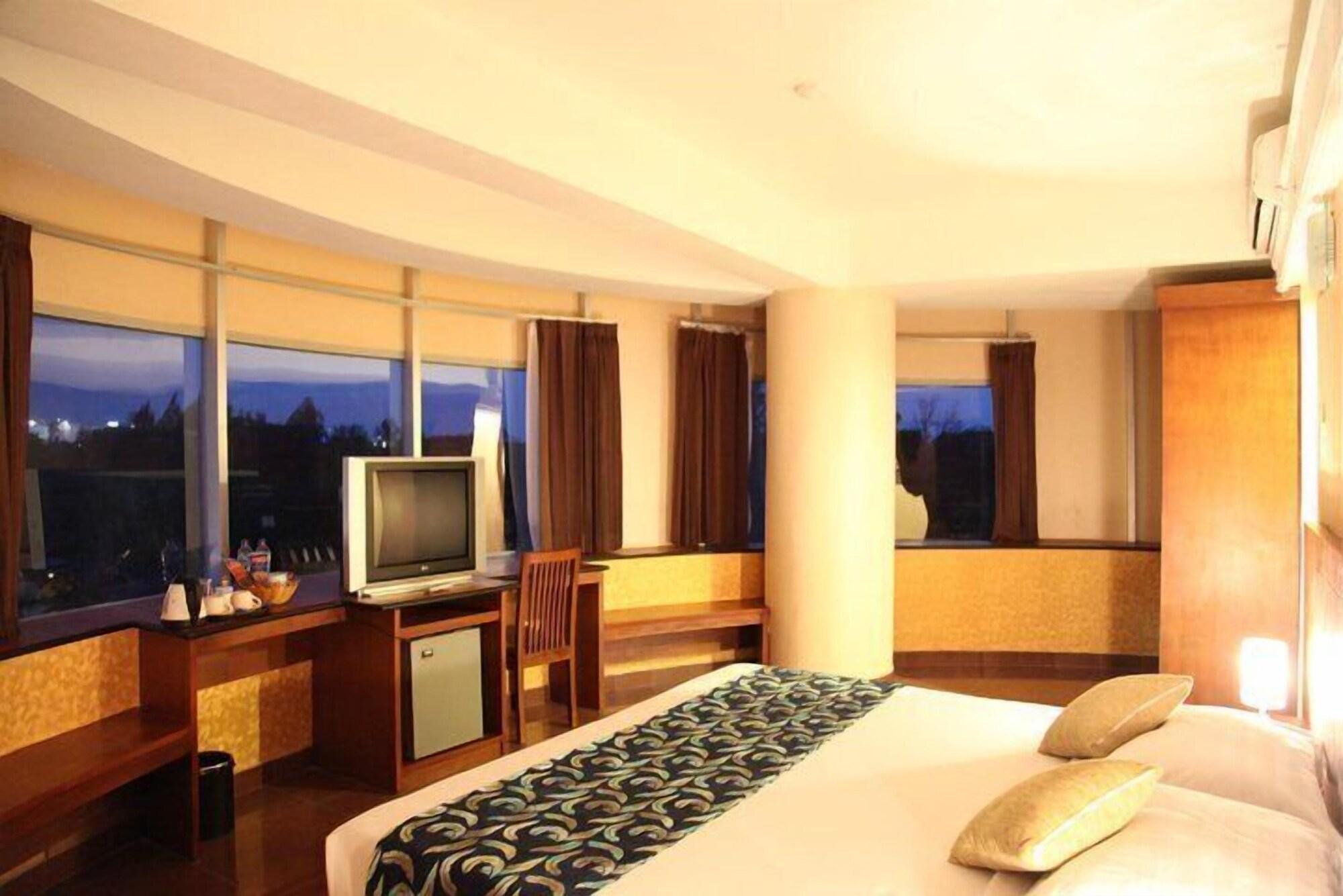 Hotel Oval Surabaya Kültér fotó