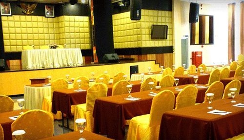 Hotel Oval Surabaya Kültér fotó